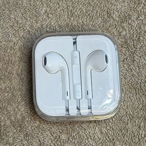 BNWOT Apple Headphones Iphone 4 5 6S + Ipod Ipad Earbuds